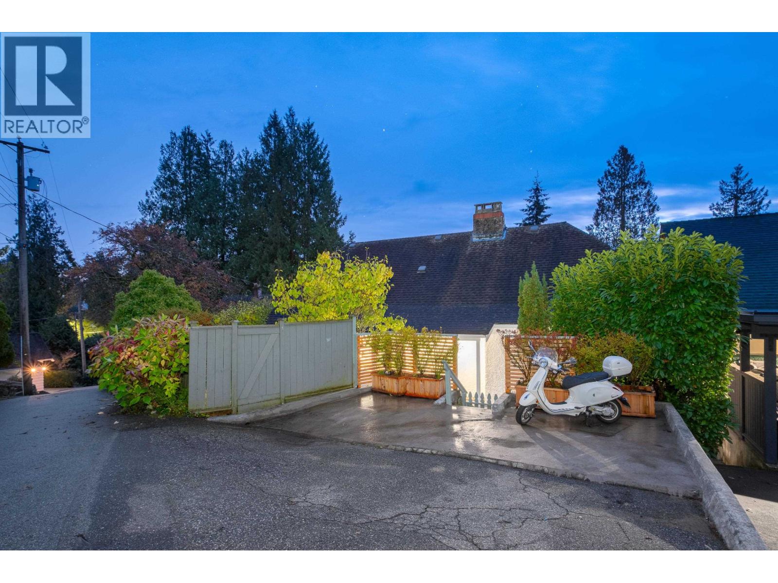 3260 TRAVERS AVENUE, West Vancouver
