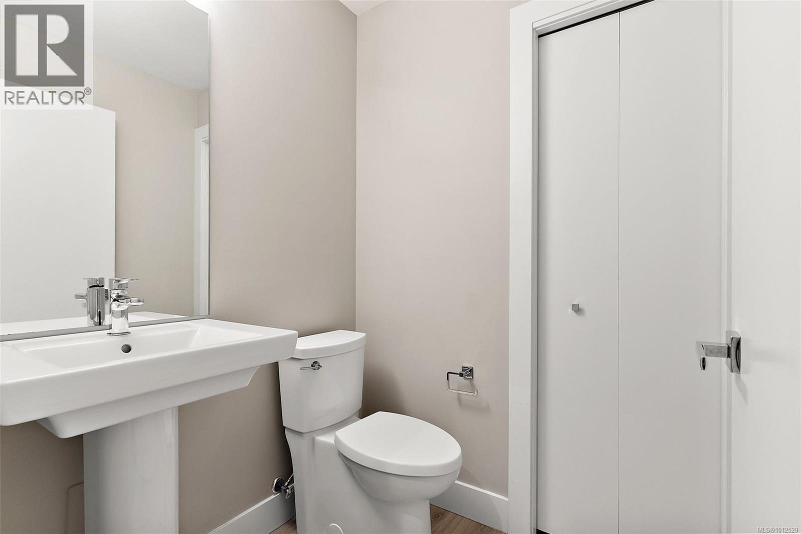 104 2096 Kennedy St, Sooke