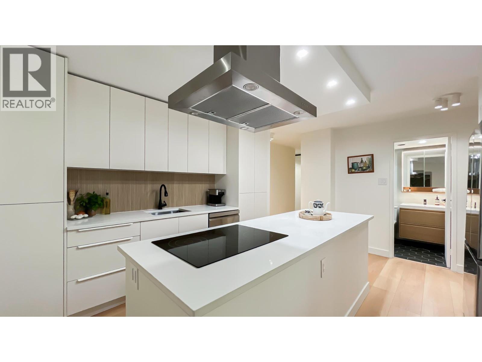 102 2016 FULLERTON AVENUE, North Vancouver