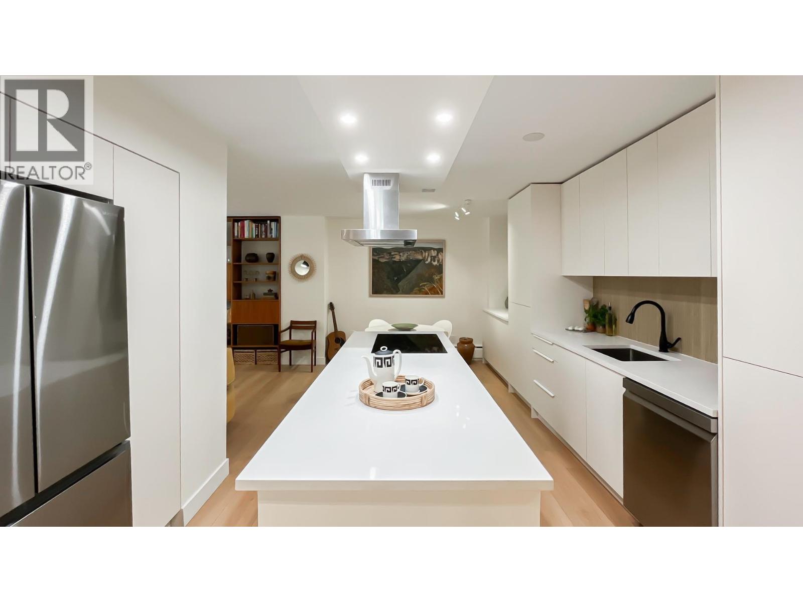 102 2016 FULLERTON AVENUE, North Vancouver