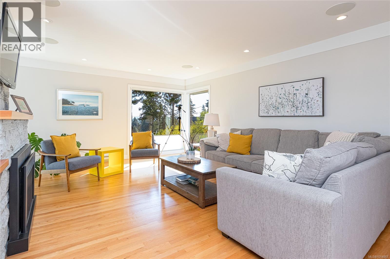 8650 Emard Terr, North Saanich