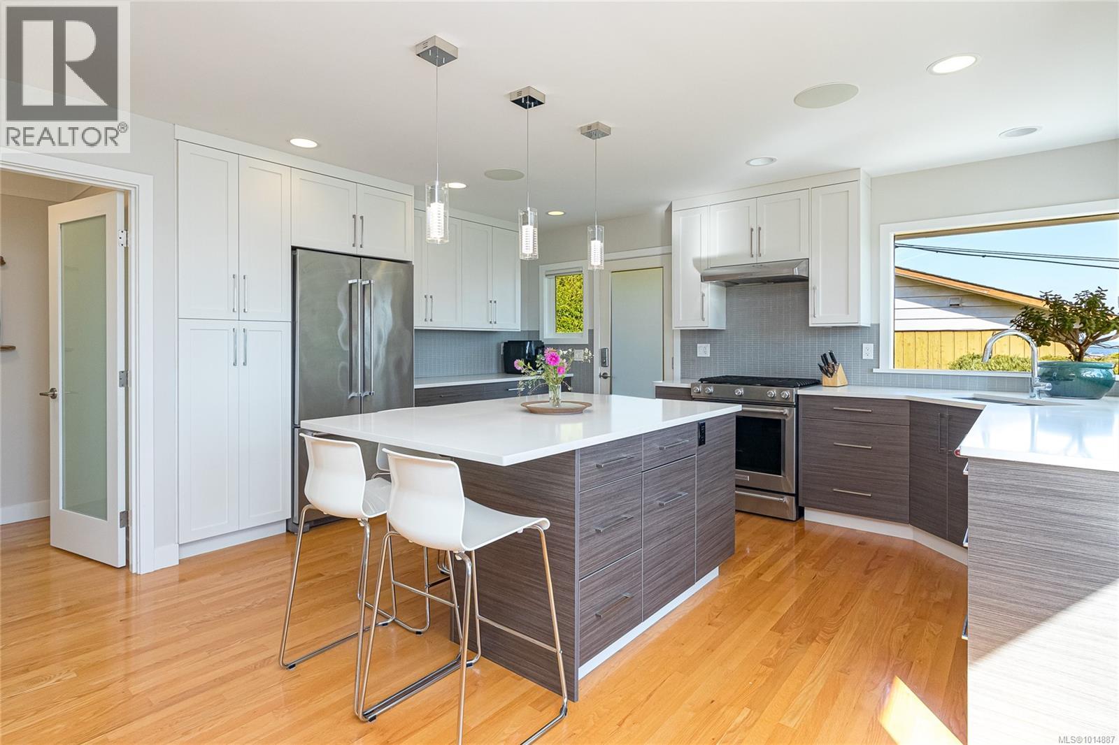 8650 Emard Terr, North Saanich