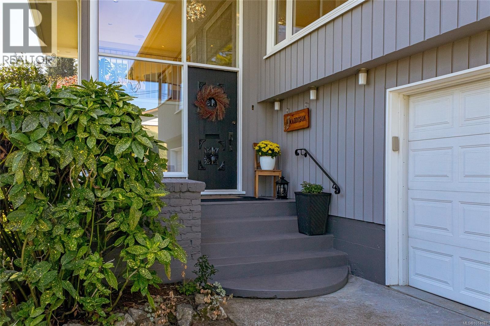 8650 Emard Terr, North Saanich