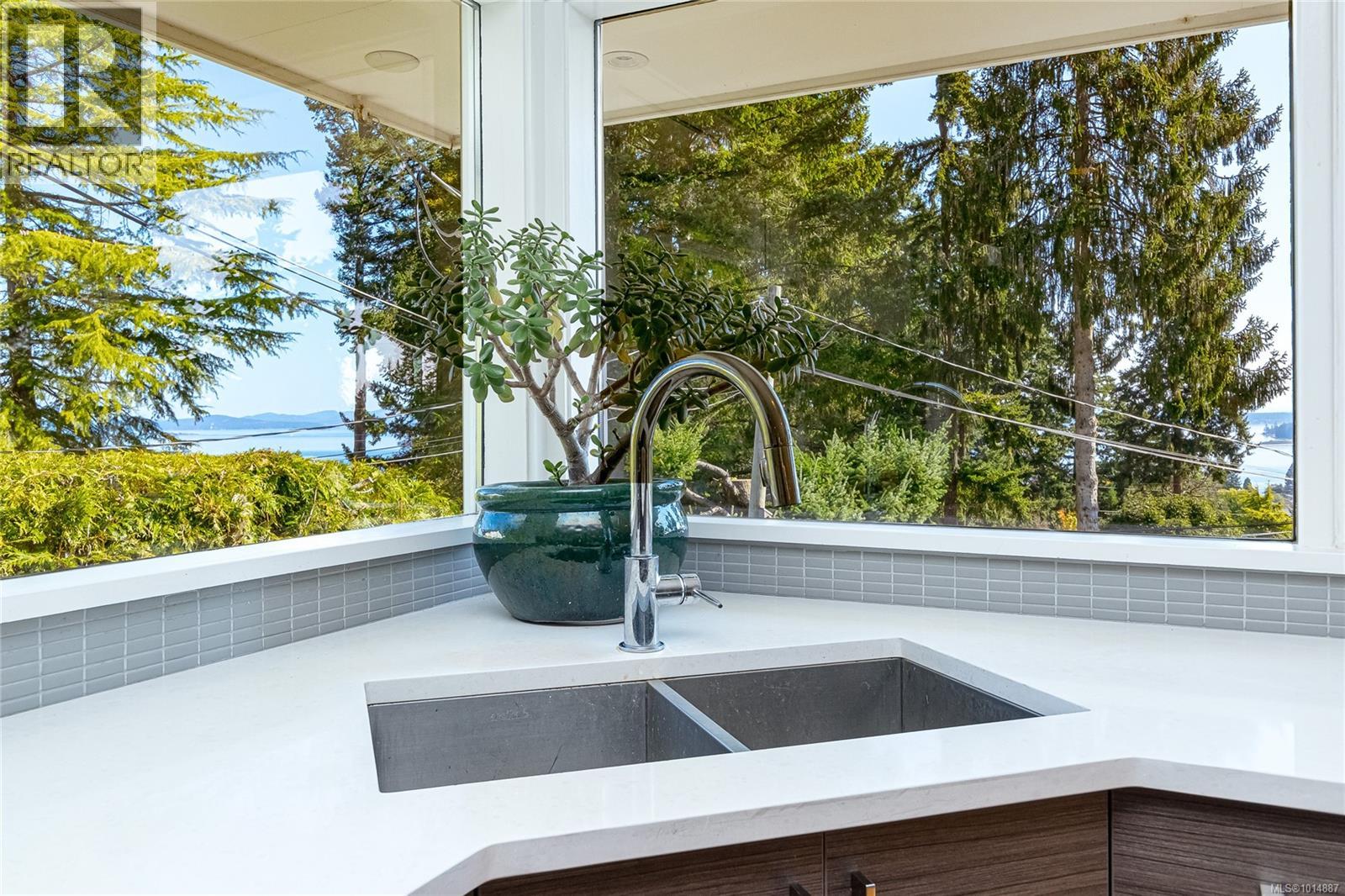 8650 Emard Terr, North Saanich