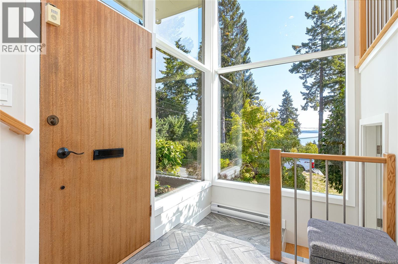 8650 Emard Terr, North Saanich