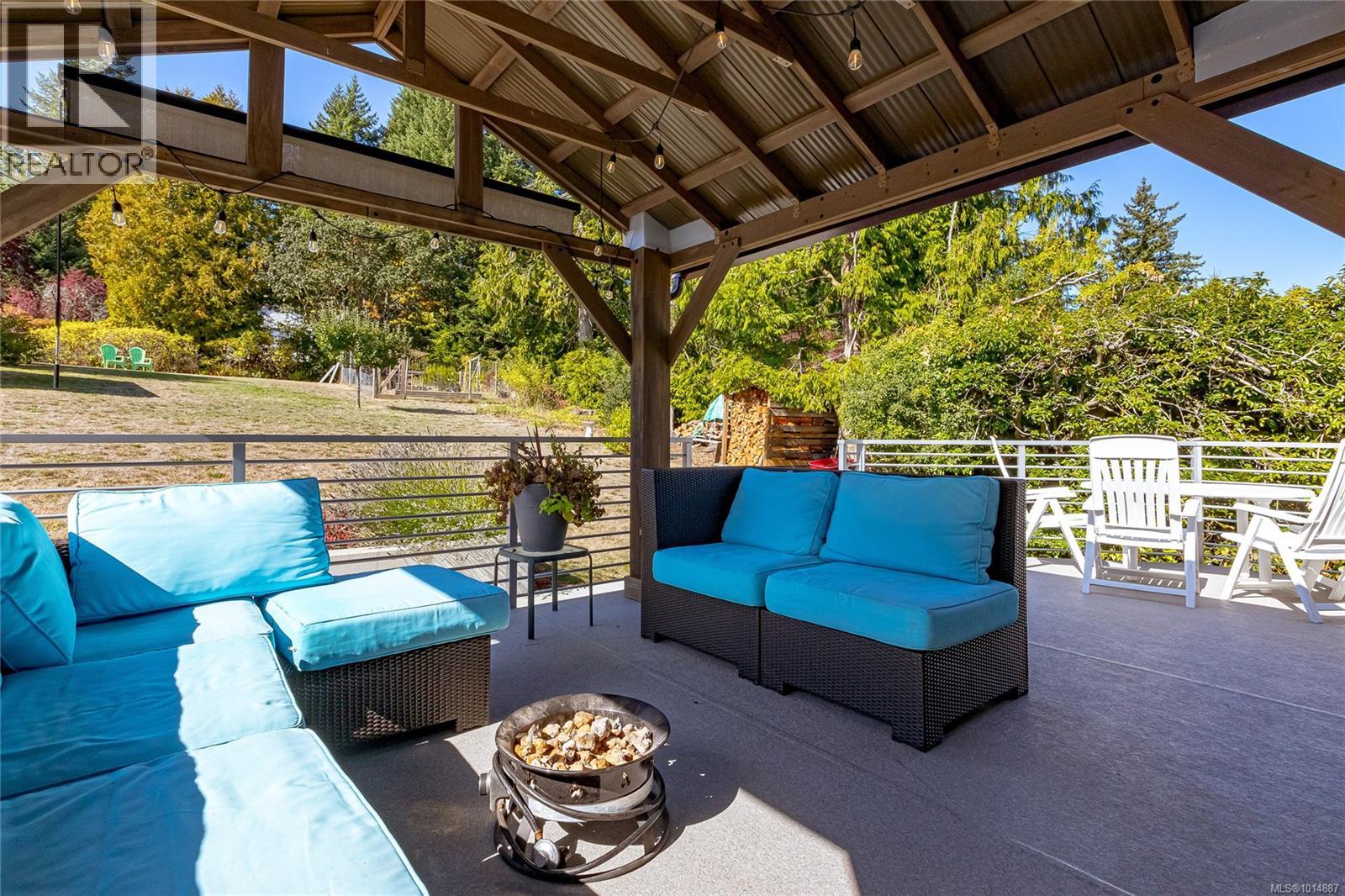 8650 Emard Terr, North Saanich