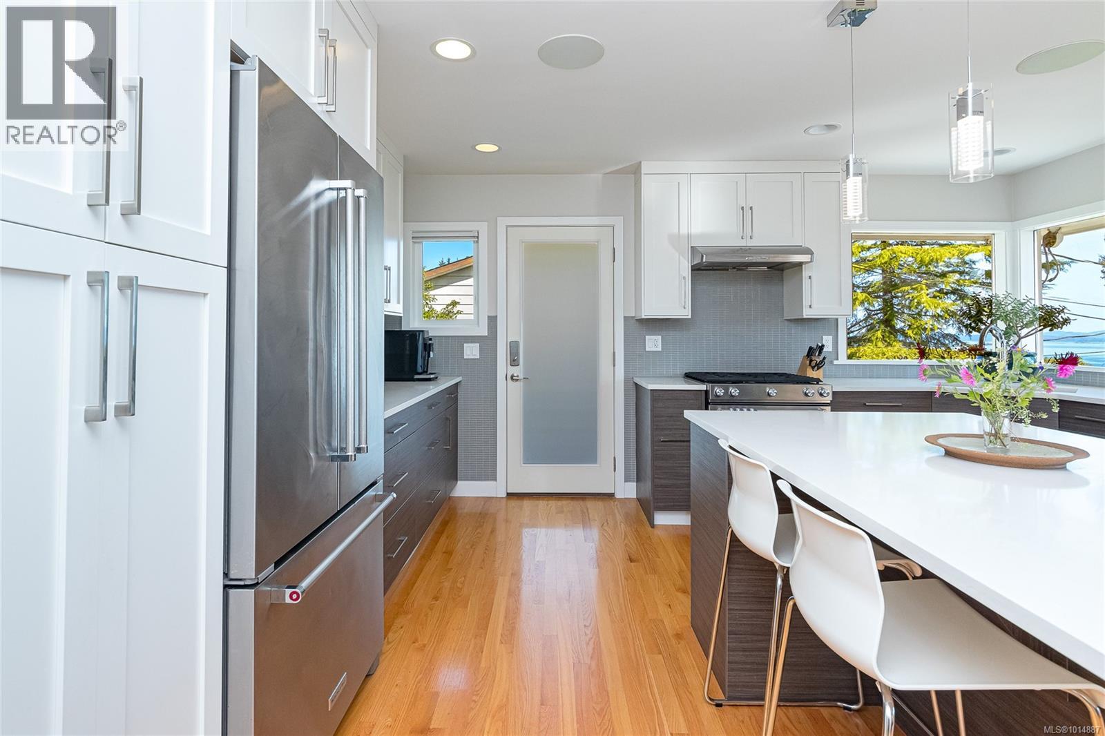 8650 Emard Terr, North Saanich