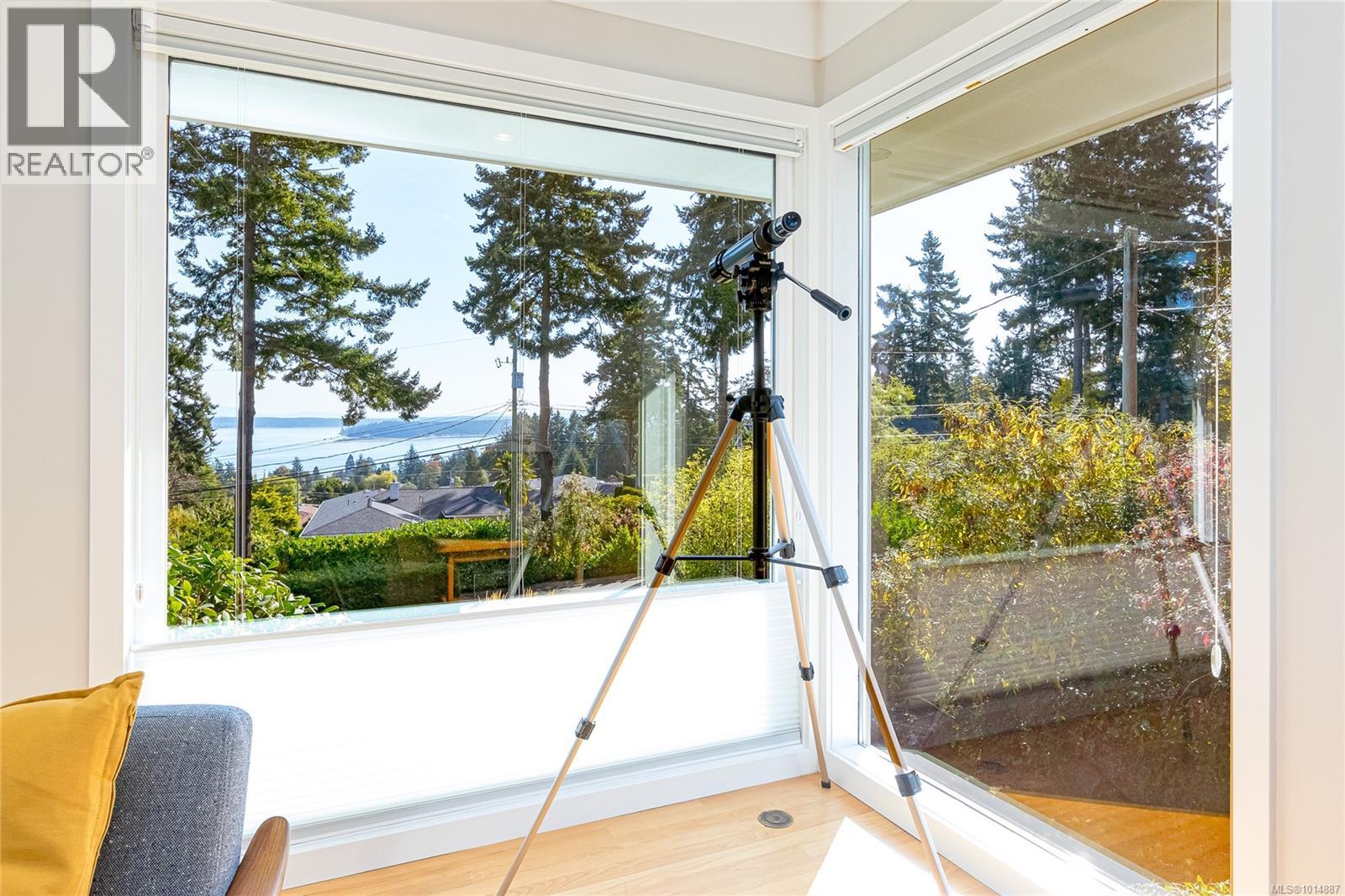 8650 Emard Terr, North Saanich