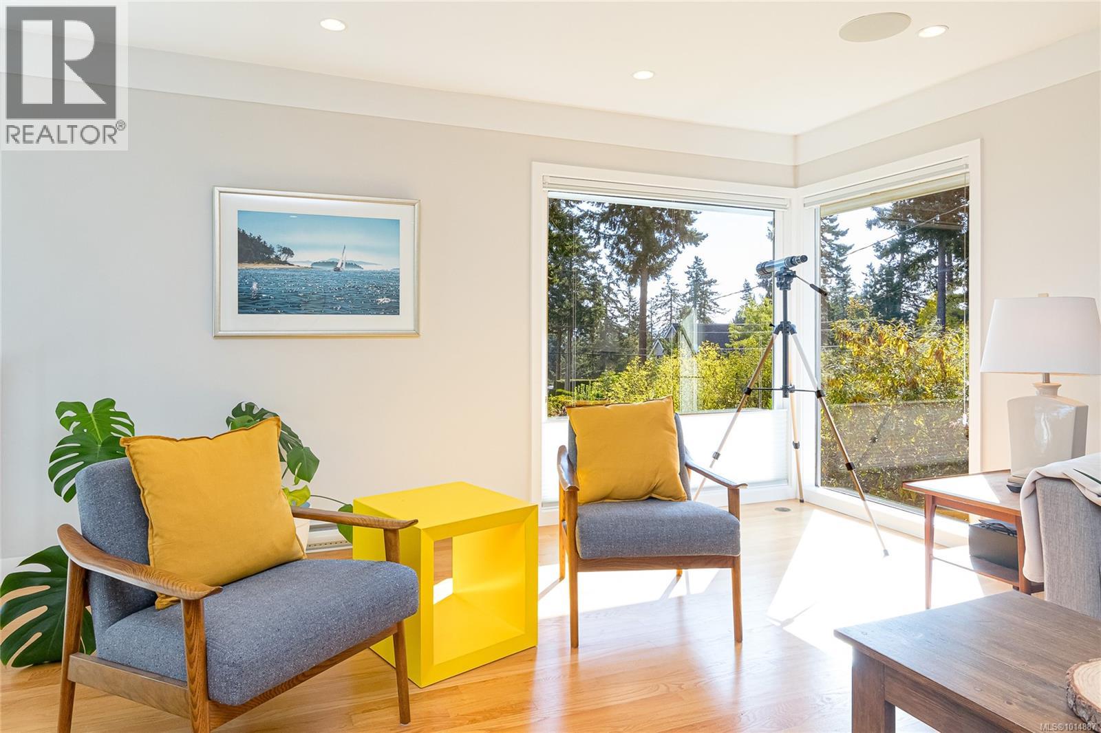 8650 Emard Terr, North Saanich