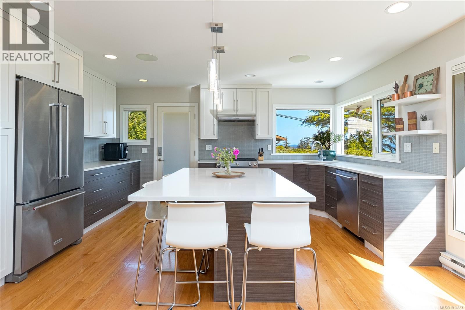 8650 Emard Terr, North Saanich