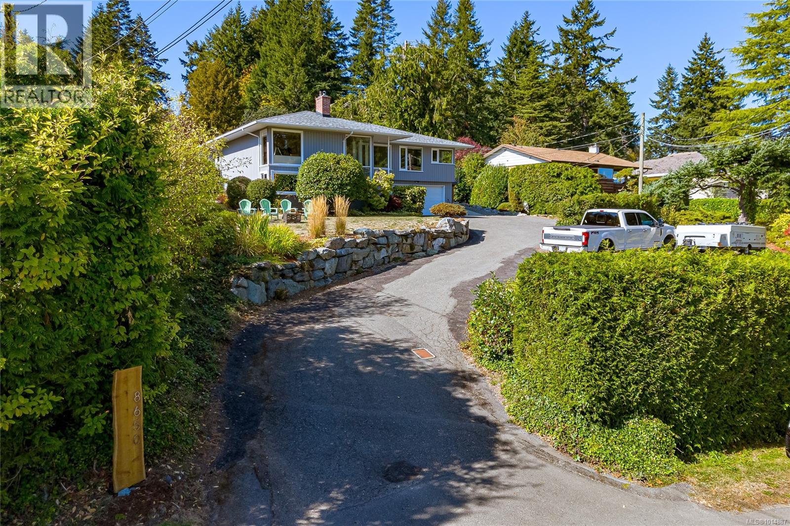 8650 Emard Terr, North Saanich