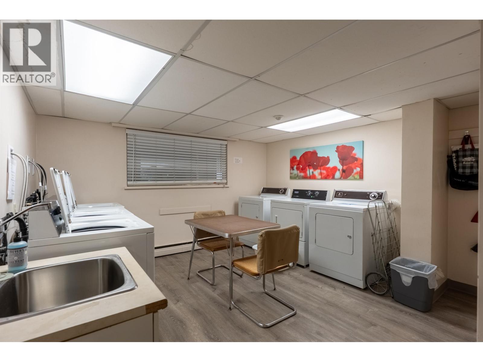 402 1750 ESQUIMALT AVENUE, West Vancouver