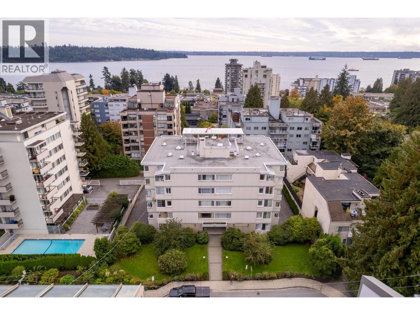 402 1750 ESQUIMALT AVENUE, West Vancouver