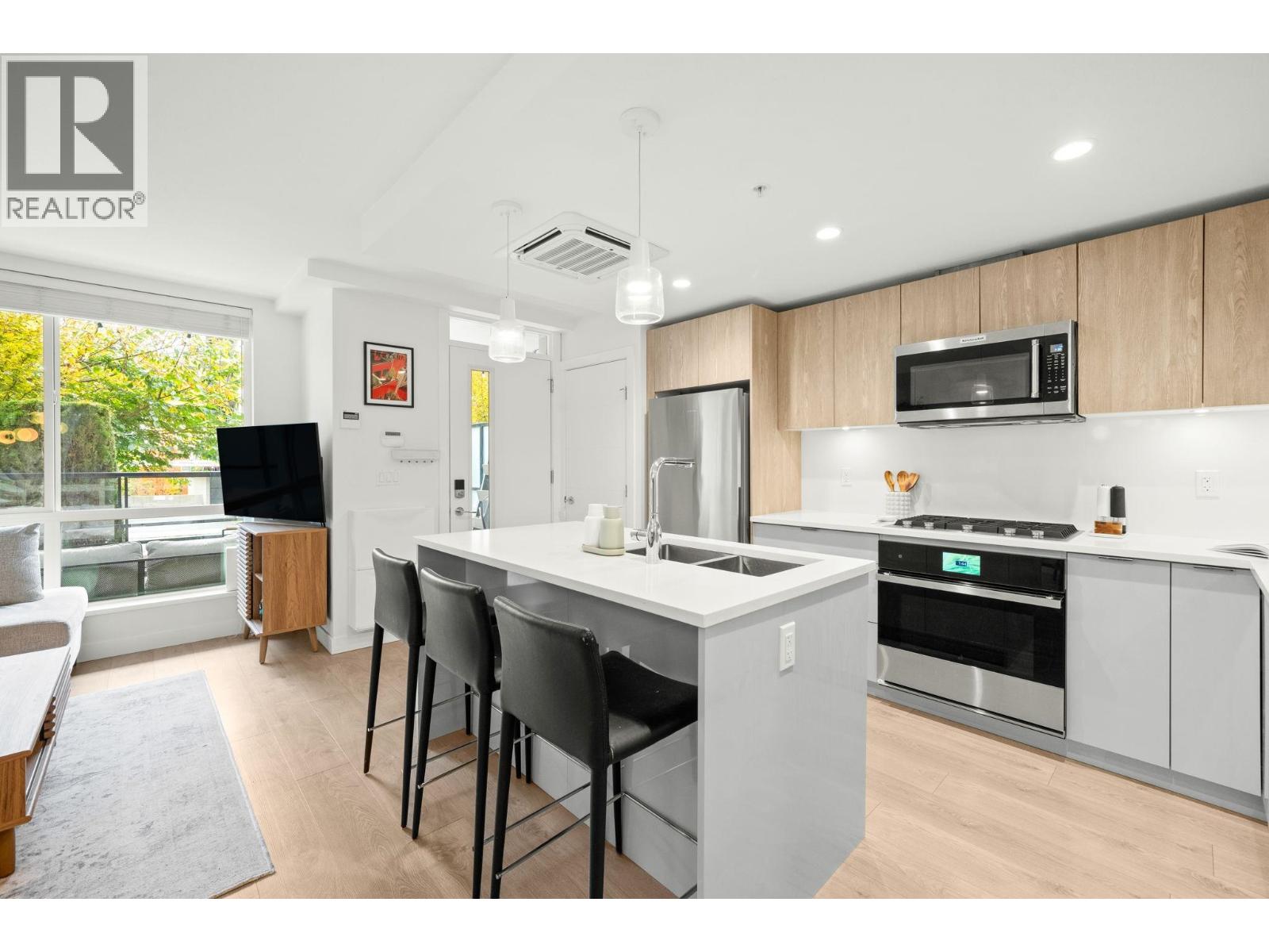 TH8 108 E 8TH STREET, North Vancouver