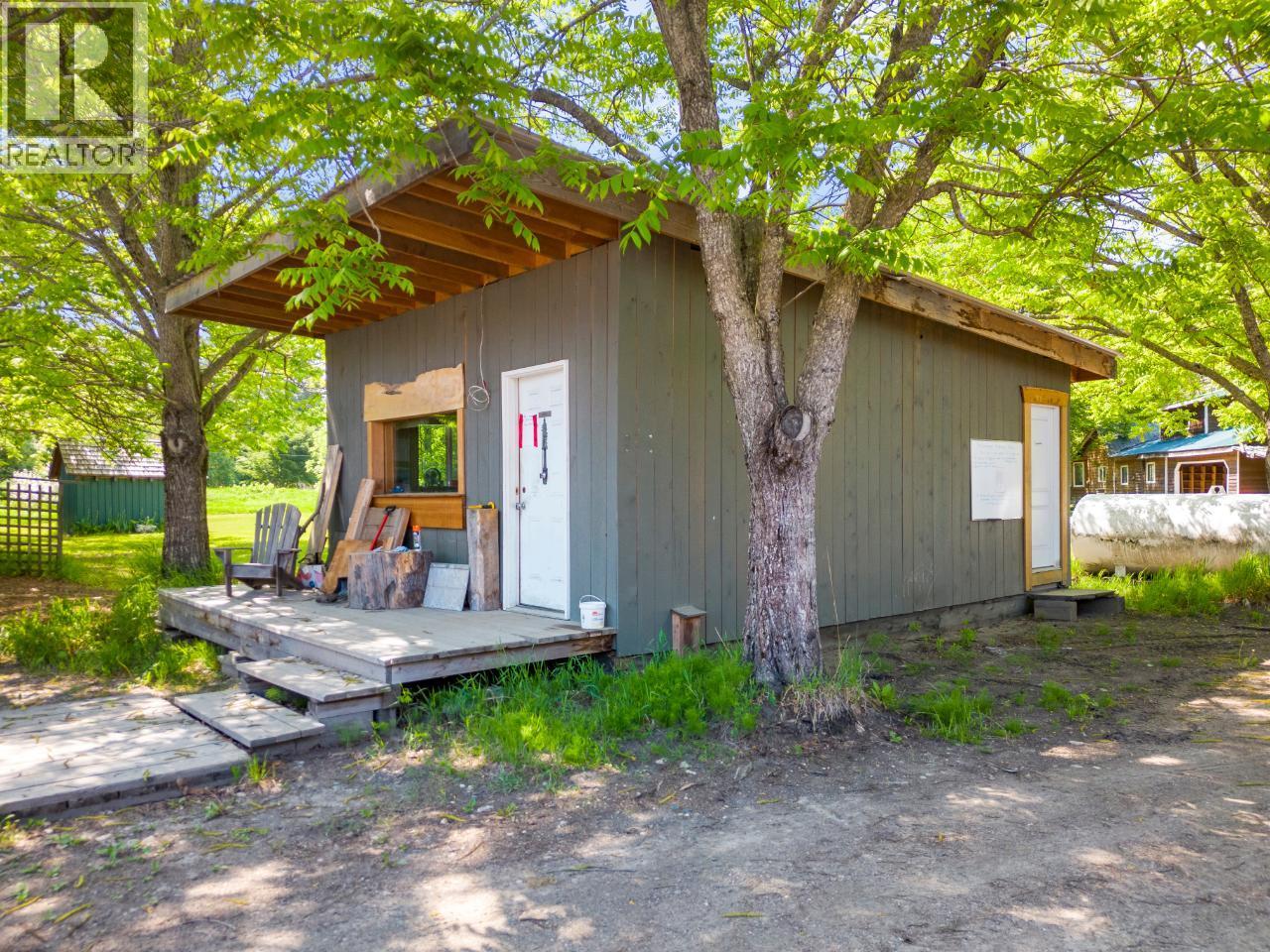 209 LARDEAU RIVER Road, Lardeau