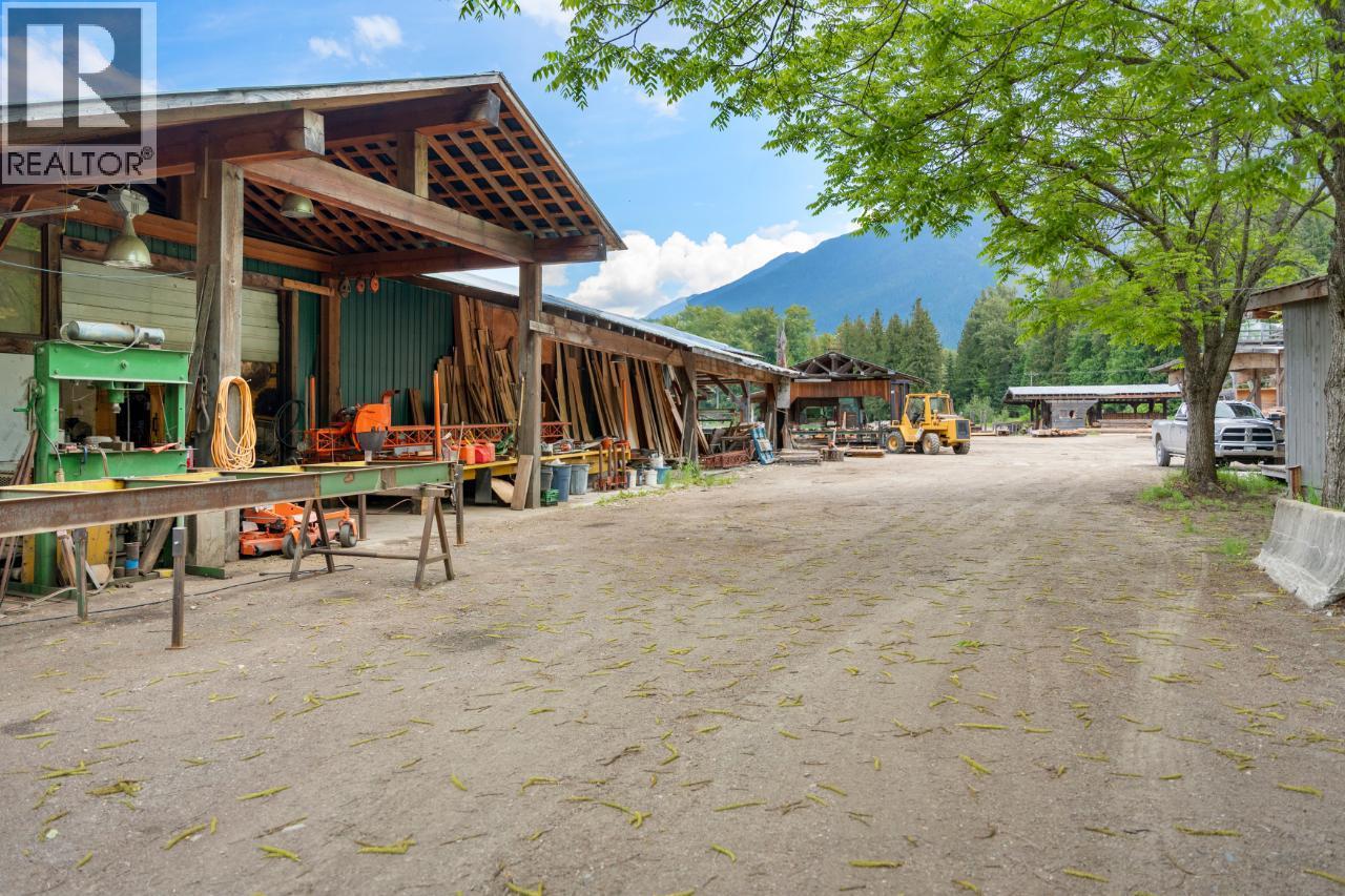 209 LARDEAU RIVER Road - 25