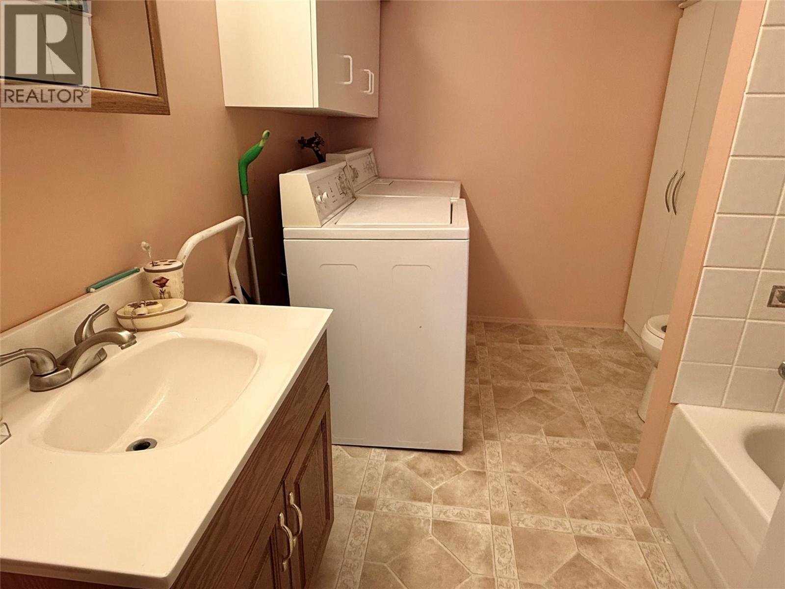 790 CARLYLE Street, Warfield