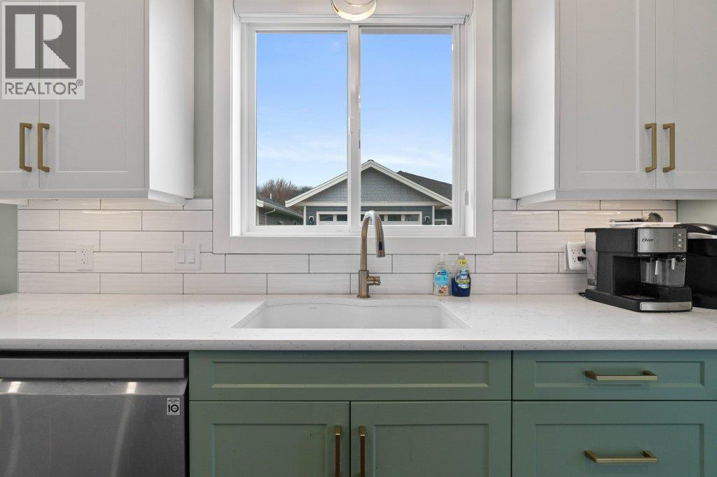 17 1330 10 Street Southwest, Salmon Arm