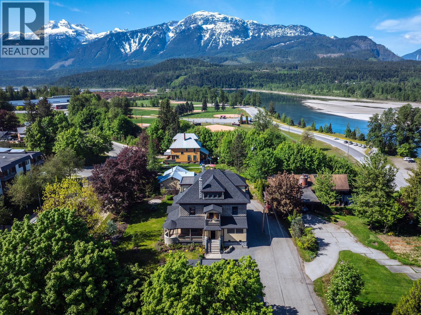 805 & 815 Mackenzie Avenue, Revelstoke