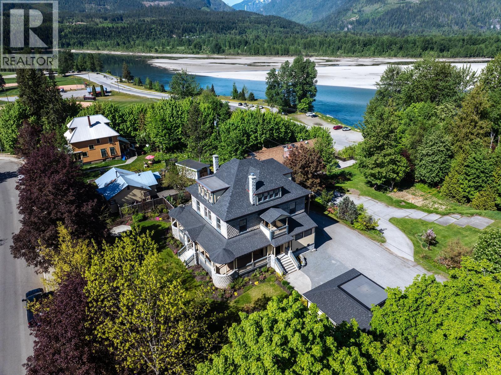 805 & 815 Mackenzie Avenue, Revelstoke