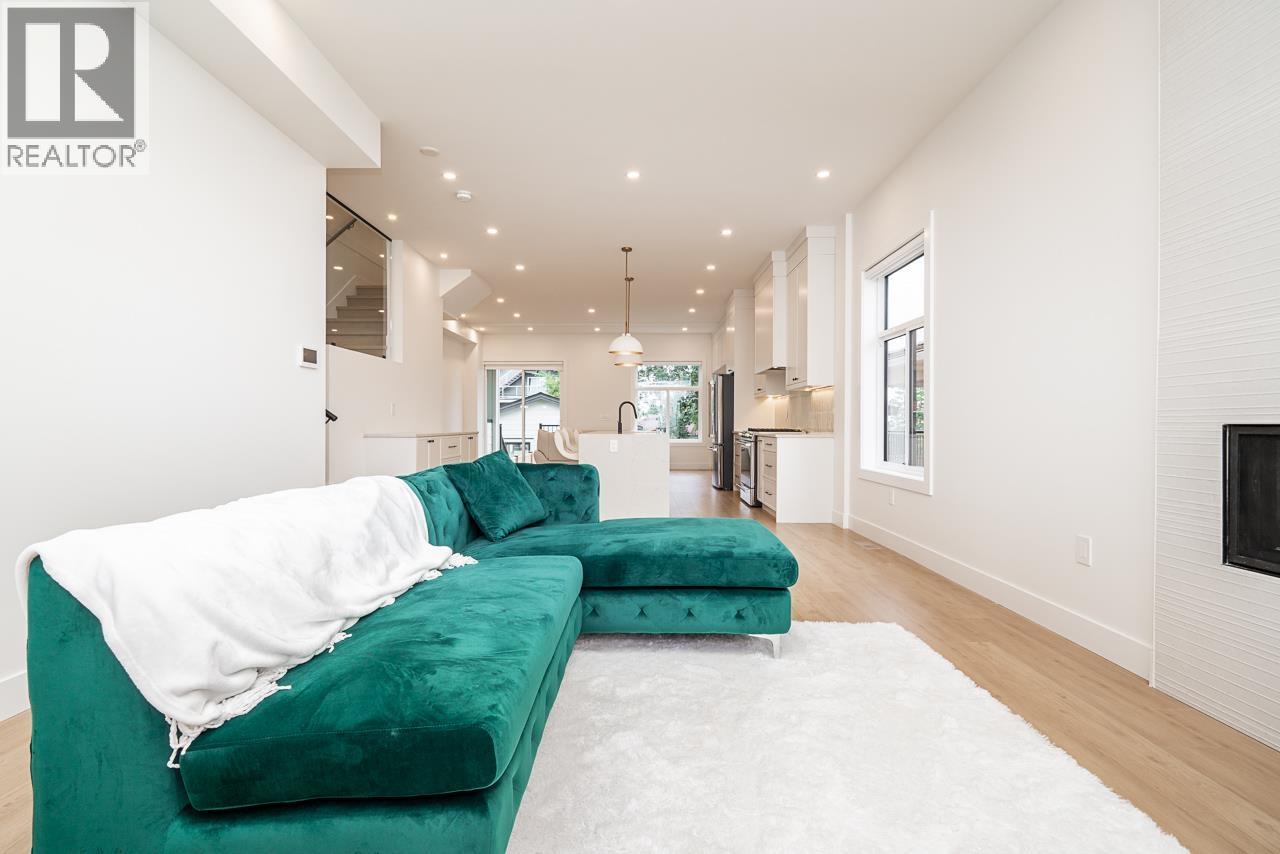 2 128 N GROSVENOR AVENUE, Burnaby