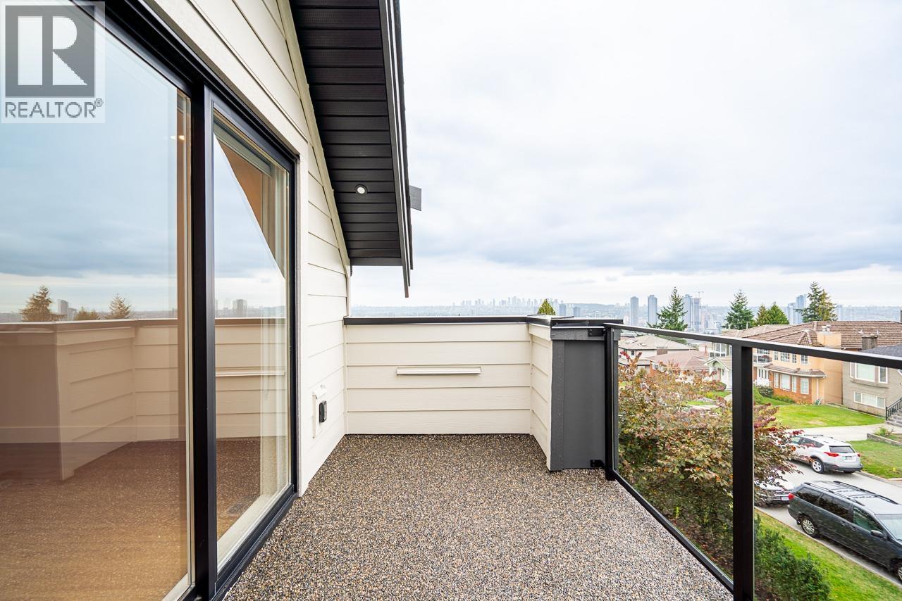 2 128 N GROSVENOR AVENUE, Burnaby