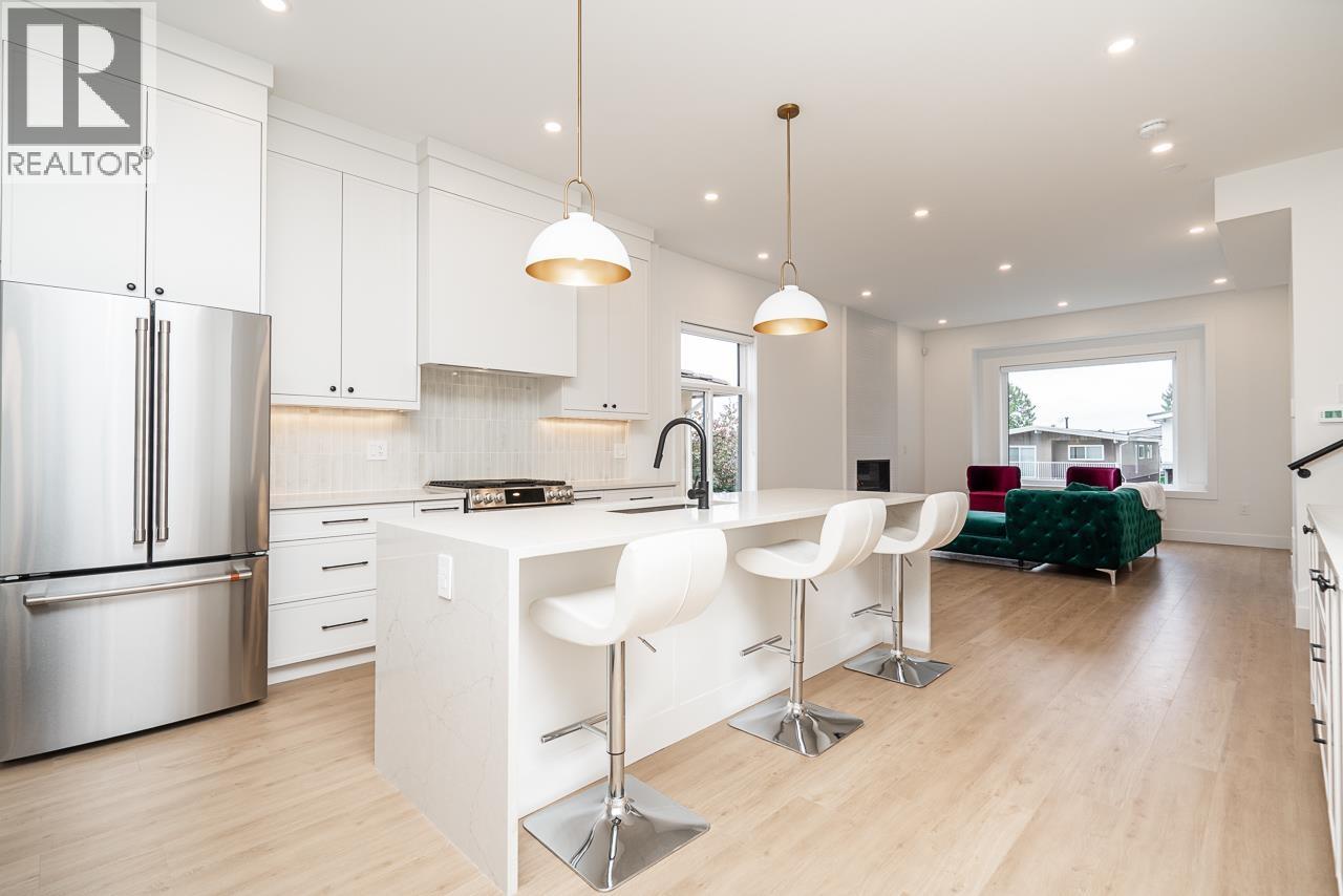 2 128 N GROSVENOR AVENUE, Burnaby