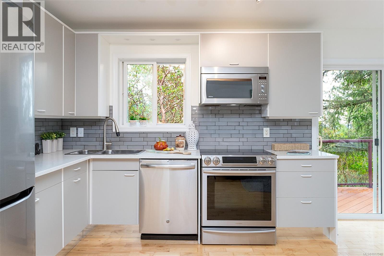  3715 Munn Road, Highlands