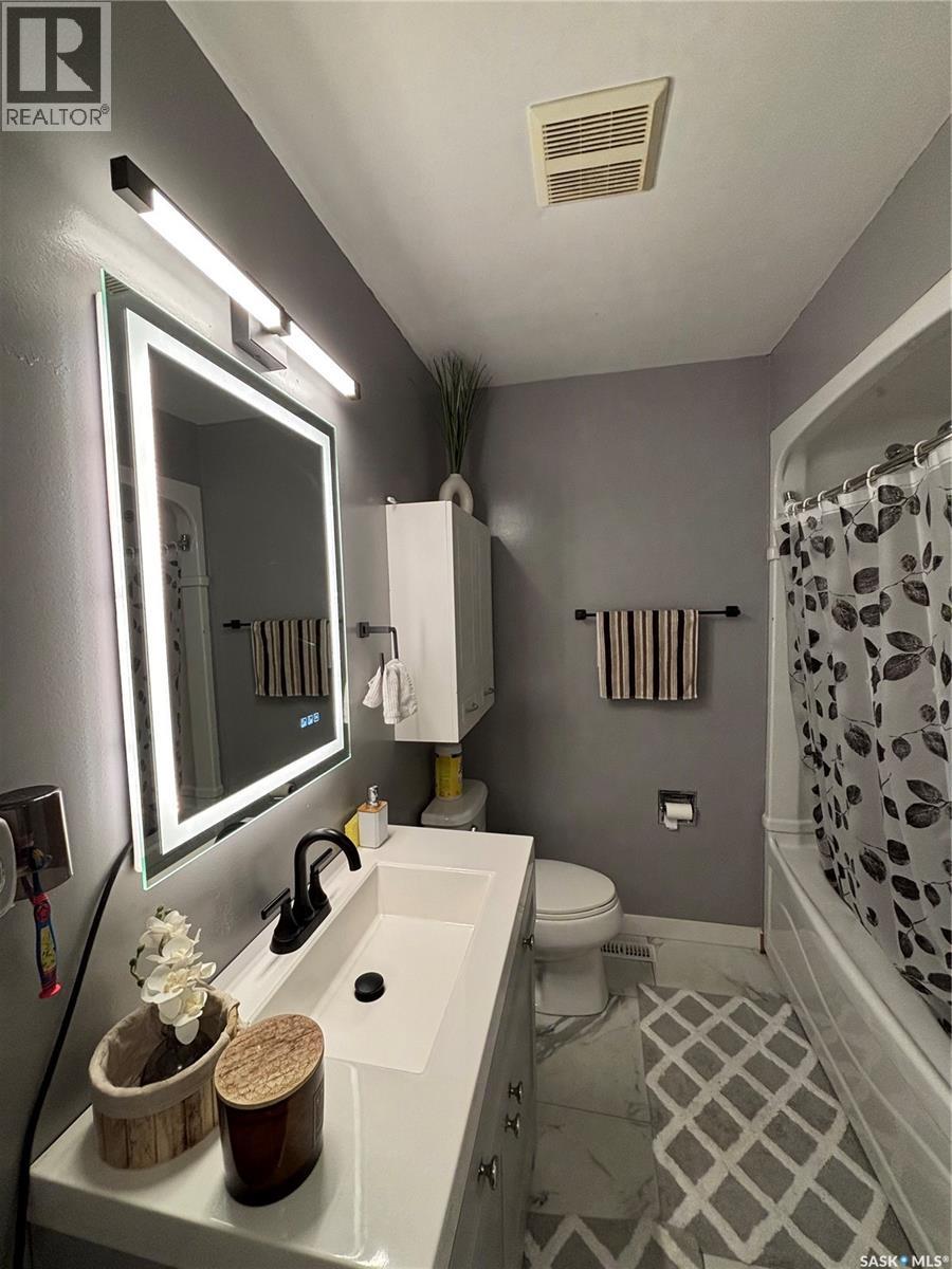 Single Family House Bungalow for Sale in  Avondale ROAD Saskatoon 