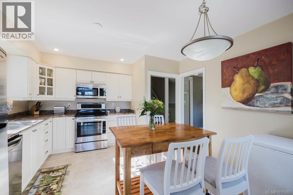  997 Karen Crescent, Saanich