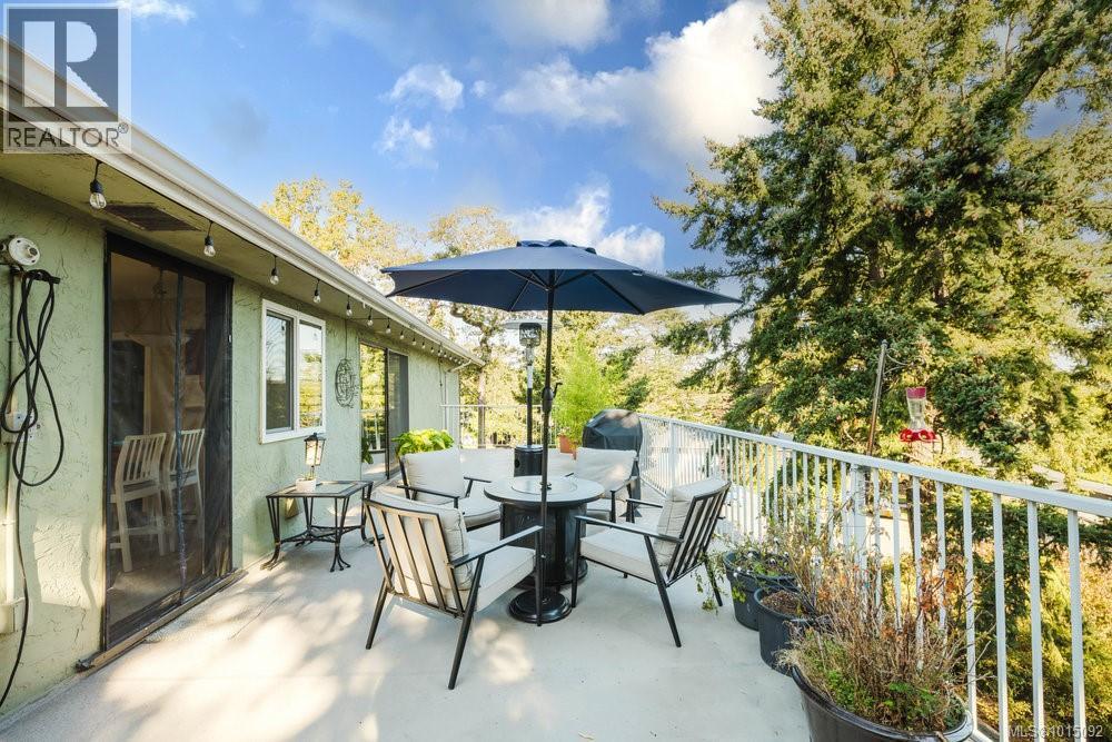  997 Karen Crescent, Saanich