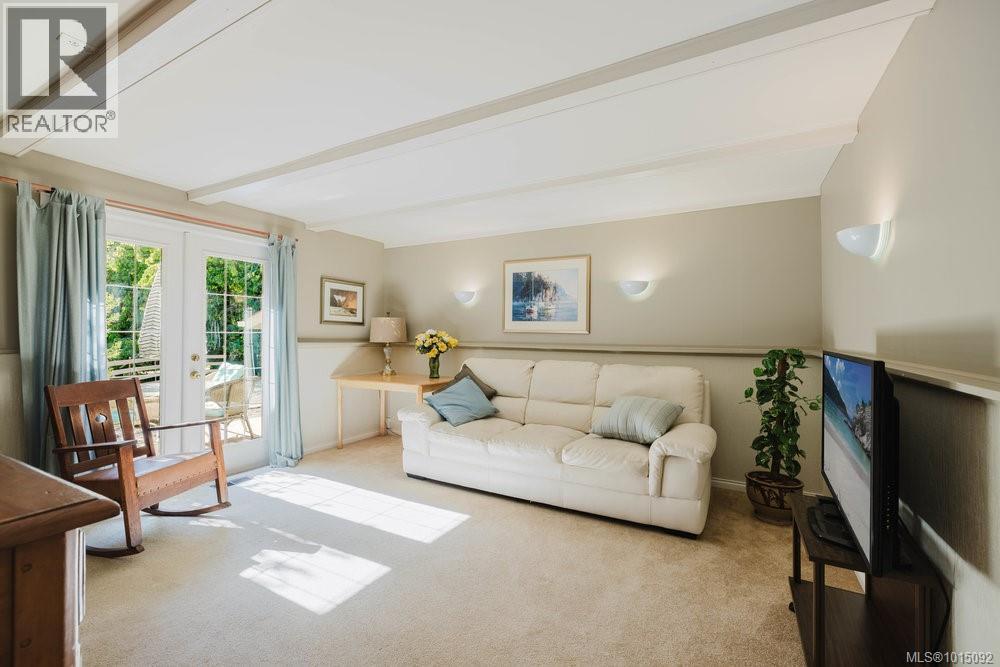  997 Karen Crescent, Saanich