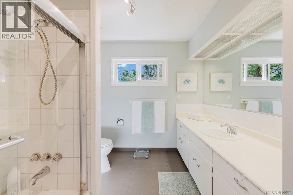  997 Karen Crescent, Saanich