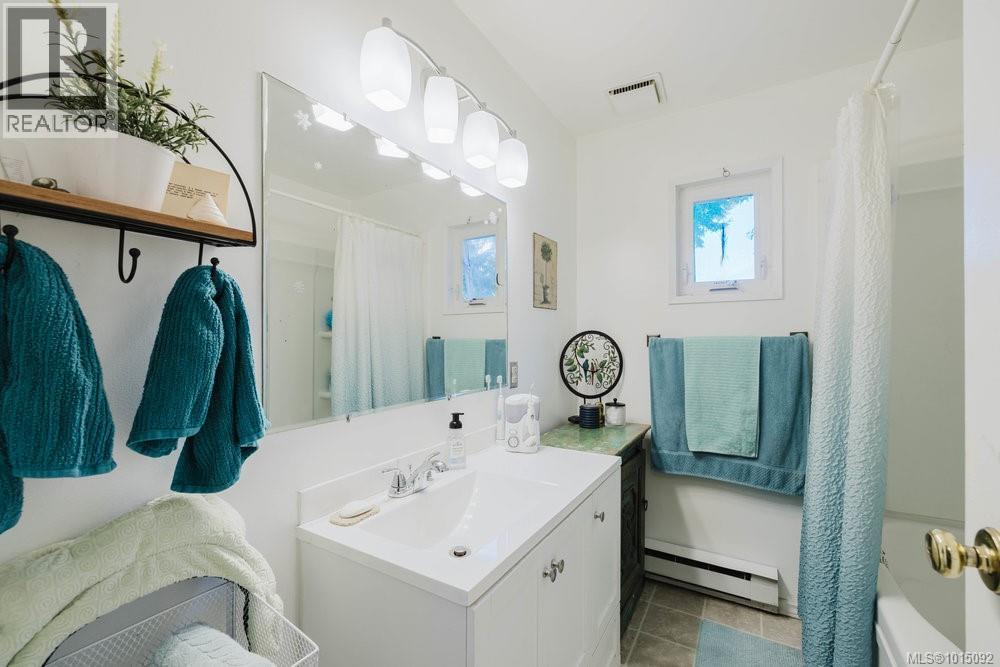  997 Karen Crescent, Saanich