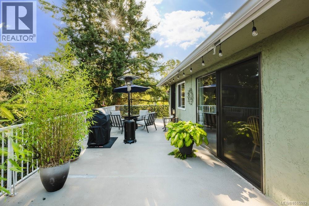  997 Karen Crescent, Saanich