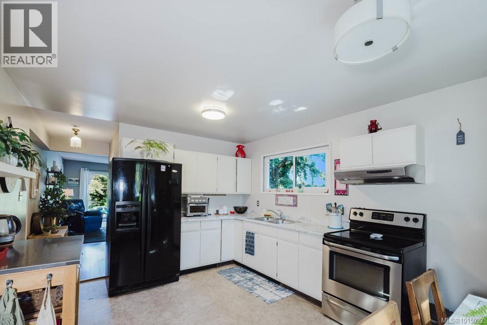  997 Karen Crescent, Saanich