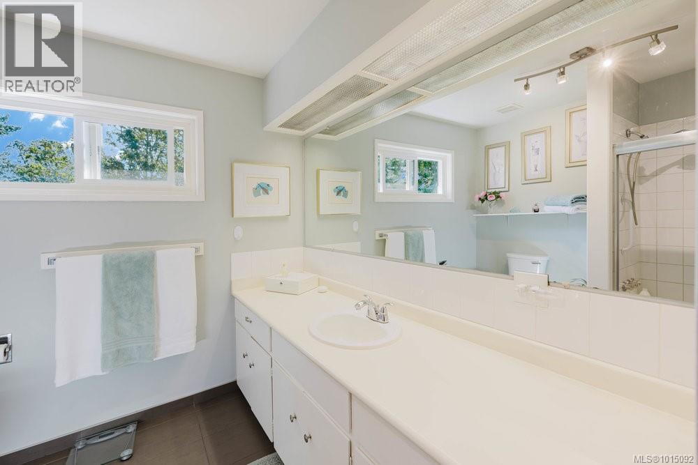  997 Karen Crescent, Saanich