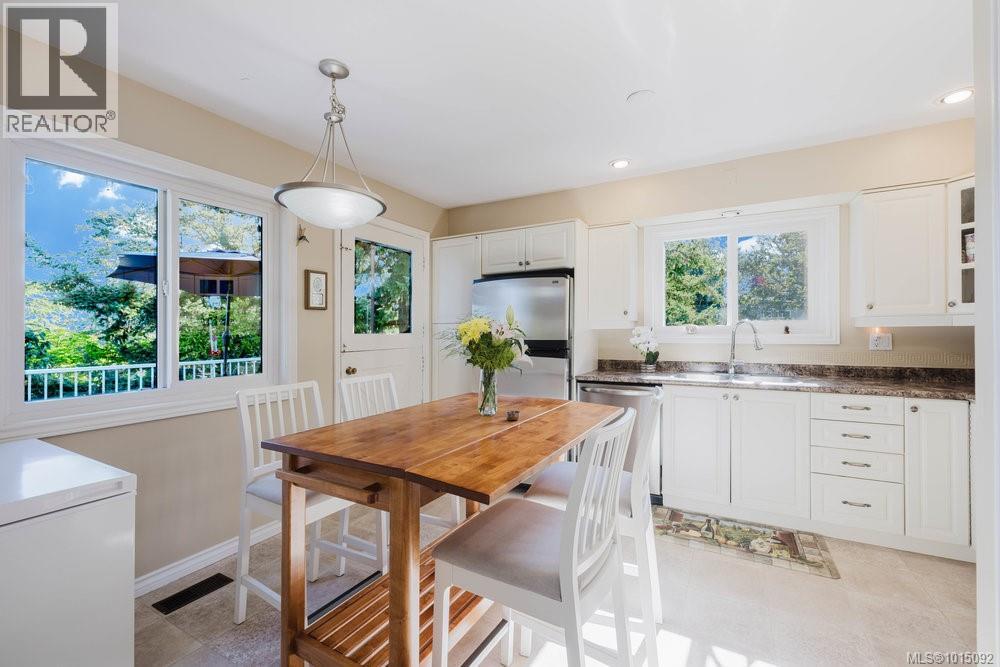  997 Karen Crescent, Saanich