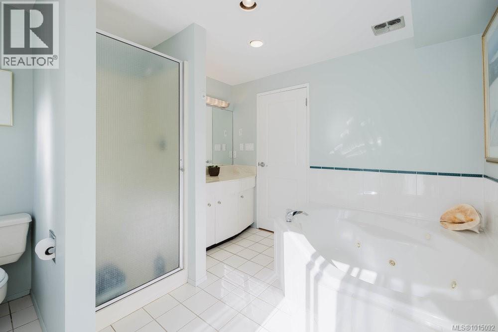  997 Karen Crescent, Saanich