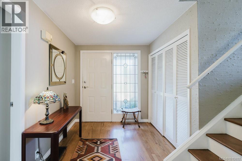  997 Karen Crescent, Saanich