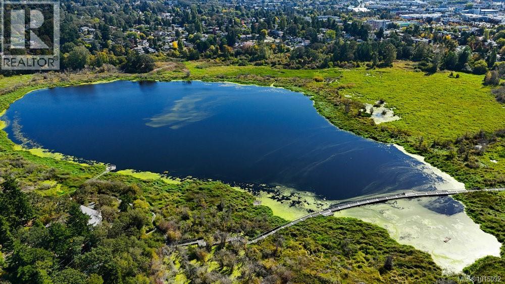  997 Karen Crescent, Saanich