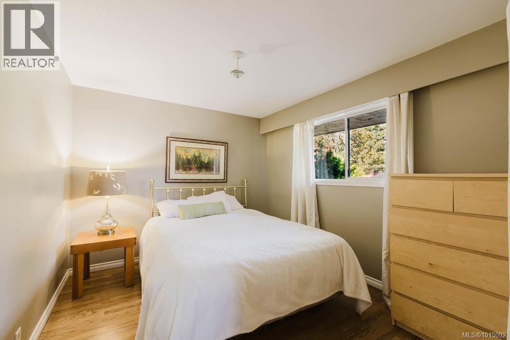  997 Karen Crescent, Saanich