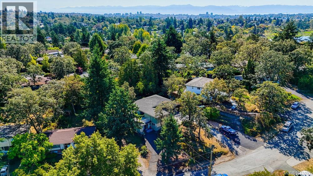  997 Karen Crescent, Saanich