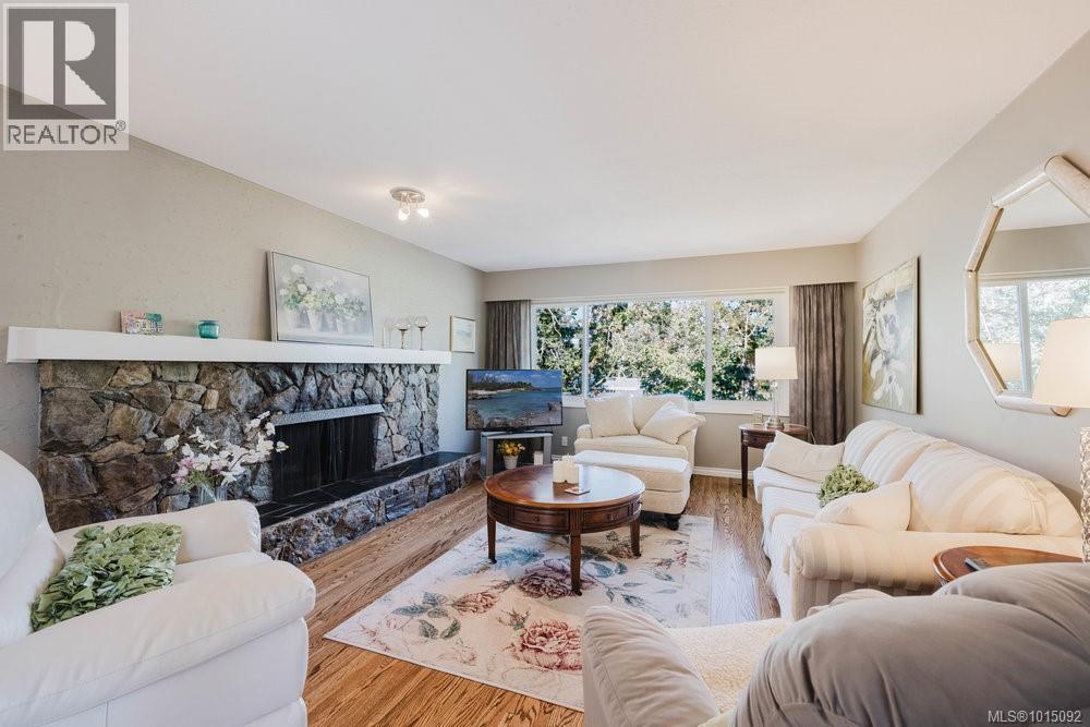  997 Karen Crescent, Saanich