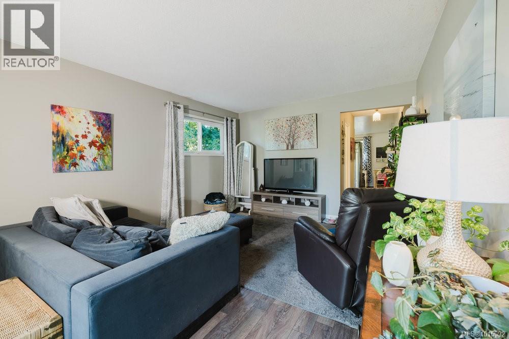  997 Karen Crescent, Saanich