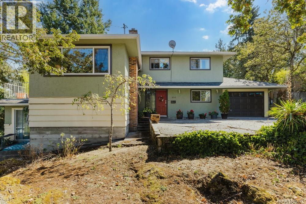 997 Karen Crescent, Saanich