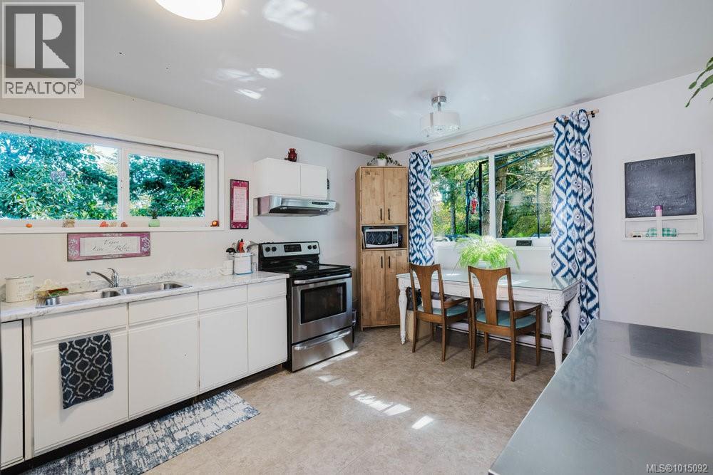  997 Karen Crescent, Saanich