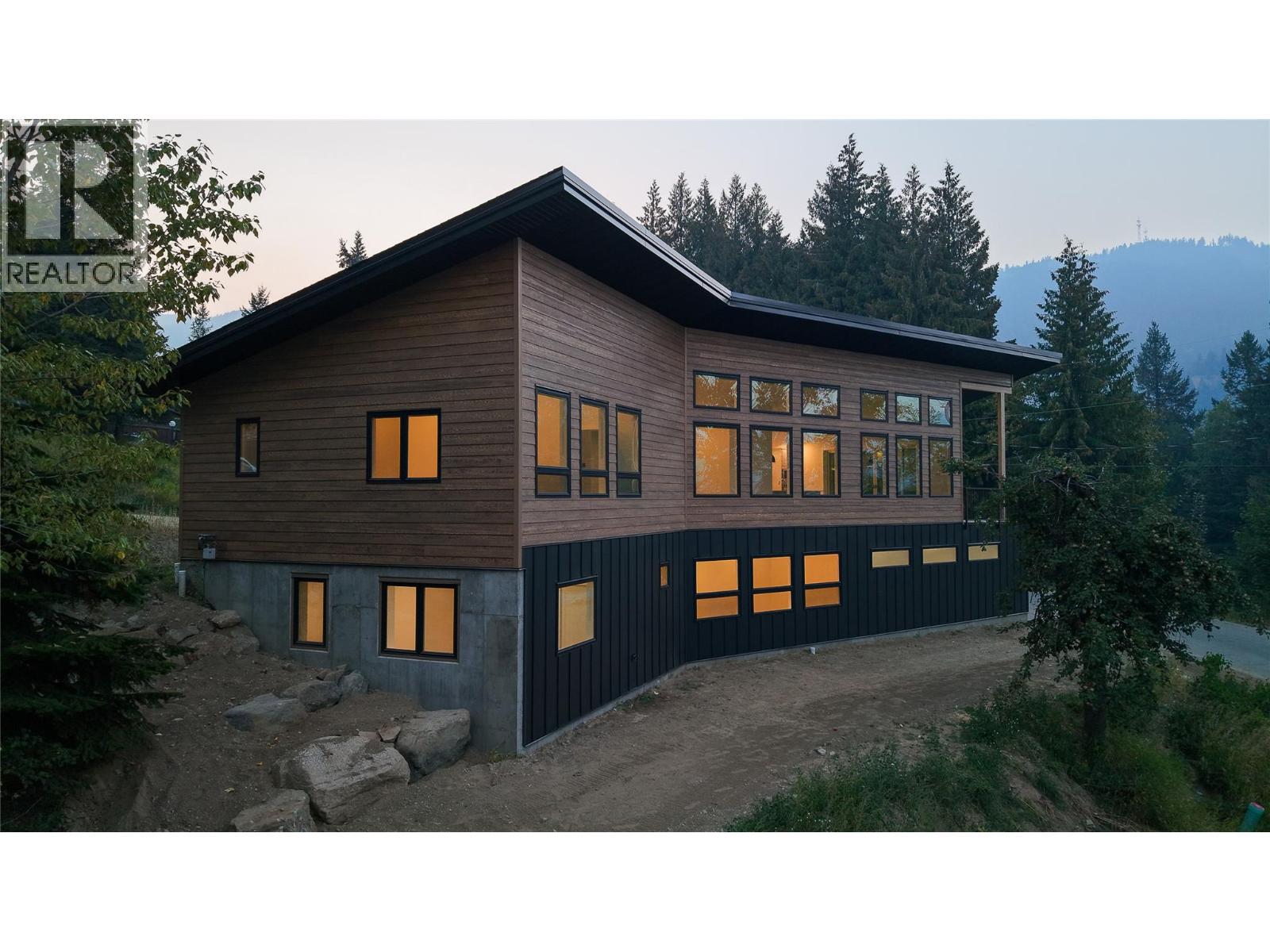 1572 Treadwell Street, Rossland