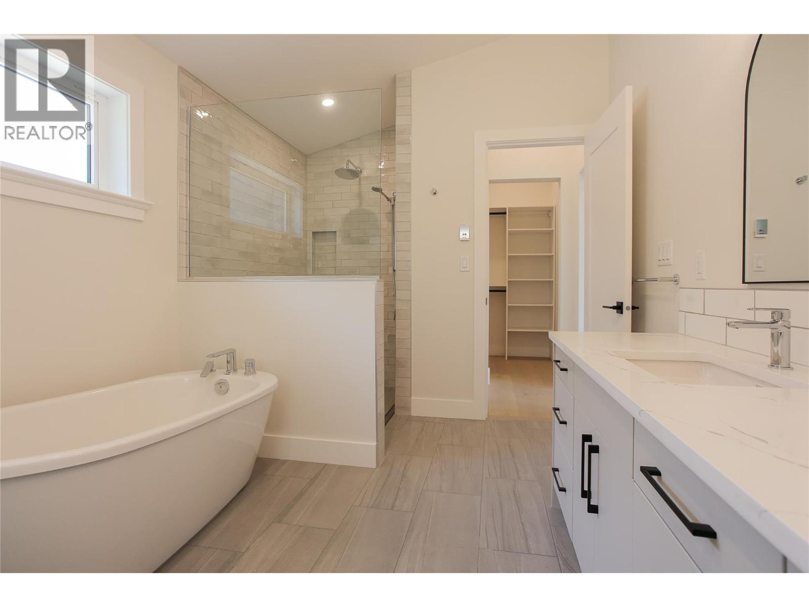 1572 Treadwell Street, Rossland