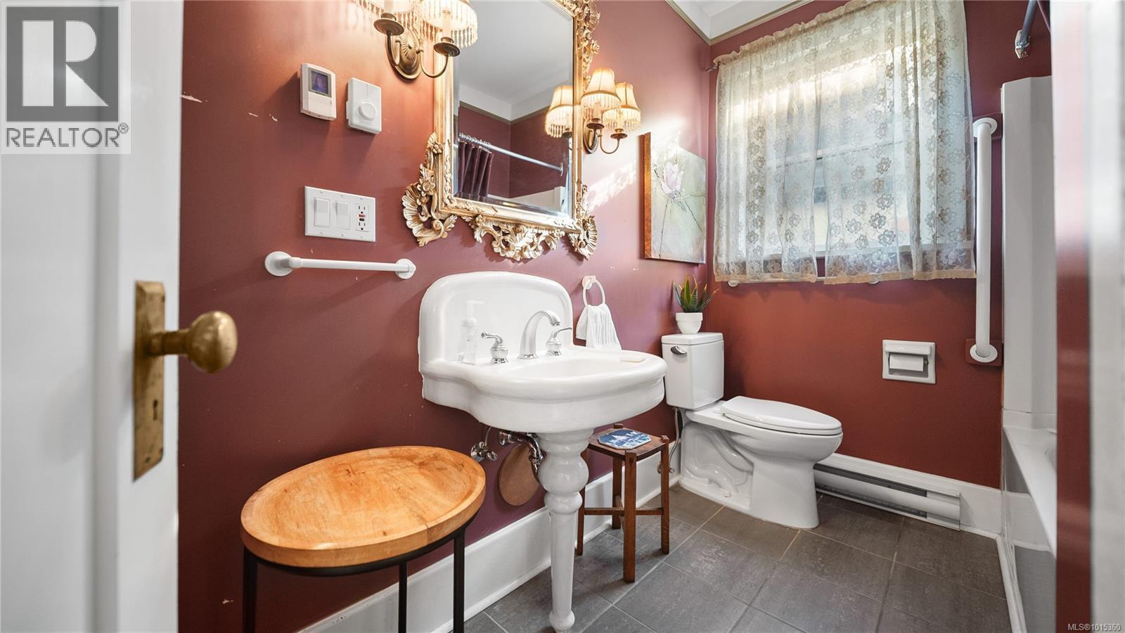 1124 Dallas Road, Victoria